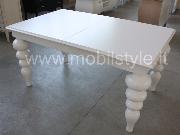 Tavolo moderno con gambe tornite 